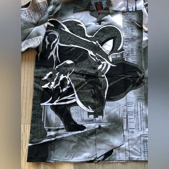 NWT Spider-Man Button Down Short Sleeve Tee Small